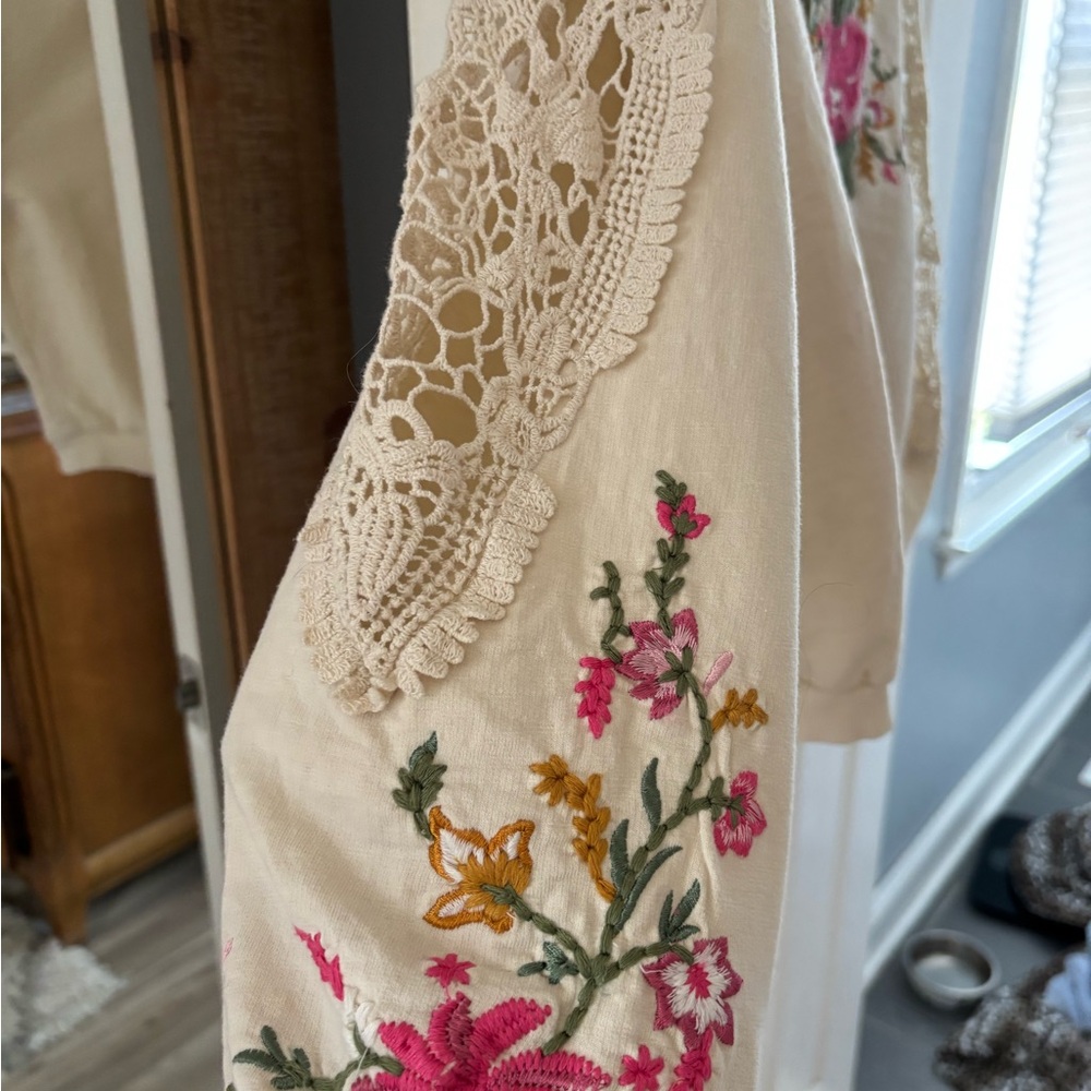 Embroidered Anthropologie Floral Cream Sweatshirt Accents&lace sleeves - Picture 3 of 5